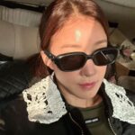 Lee Si-young Instagram - 🖤 하나산거 후회하는 예쁜 바디수트위에 뮤뮤 그리고 넘넘넘 에쁜 잉크점퍼 걸쳐주면 하루가 행복햐 촬영끝나고 먹는 계란빵도 사랑해요🫶🏻✨🥯