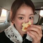 Lee Si-young Instagram - 🖤 하나산거 후회하는 예쁜 바디수트위에 뮤뮤 그리고 넘넘넘 에쁜 잉크점퍼 걸쳐주면 하루가 행복햐 촬영끝나고 먹는 계란빵도 사랑해요🫶🏻✨🥯