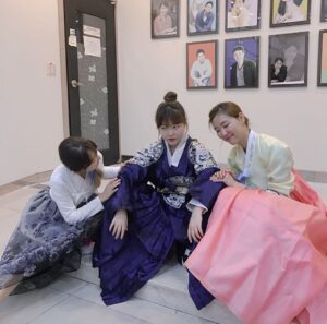 Lee Soo-hyun Instagram - 인기가 많은것도 참으로 
피곤한일이 아니지 않을 수 없구나 
모두 즐거운 명절 보내기 바란다 
에헴