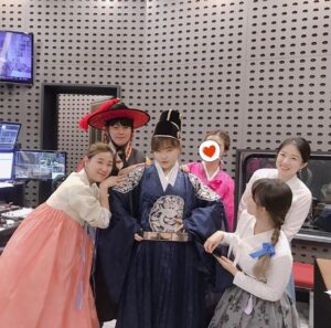 Lee Soo-hyun Instagram - 인기가 많은것도 참으로 
피곤한일이 아니지 않을 수 없구나 
모두 즐거운 명절 보내기 바란다 
에헴