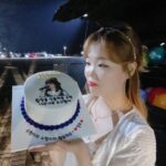 Lee Soo-hyun Instagram - 비긴어게인 코리아를 하면서 처음에는 보이지 않았던 마스크 너머로 가려진 미소들이 언젠가부터 선명하게 보이기 시작했어요 저에게 보내주신 따뜻한 눈빛과 미소가 너무 많이 그리울것같아요 정말 감사했어요✨ 비긴어게인 코리아 안녕! 또 보자💙 사진은 우리팀이 마지막 촬영날 준비해준 써프라이즈❤️