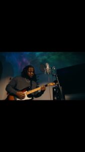 Leon G. Thomas III Instagram - It was a must to do a cover to #snooze by @sza the track i co-produced on her new album #sos. Its been amazing to see how its been received! If you caught the vibe make sure you go stream my new single #breakingpoint #leonthomas #newmusic #rnb #livesession #victorious #sza #snooze 🎥 by: @lilmoviez