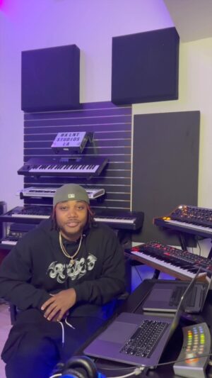 Leon G. Thomas III Instagram - 3 songs you didn’t know I co-produced! 

#leonthomas #music #drake #jayz #lildurk #giveon #jcole #musicproducer #production #musician #victorious #motown #easymoney