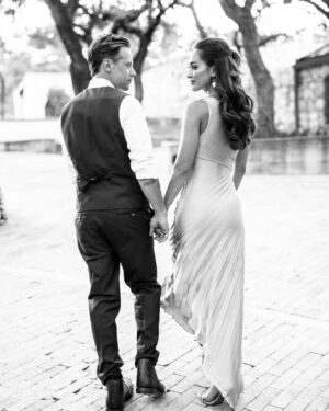 Lindsey Morgan Instagram - To have & to hold

Thank you @charmingimages for capturing our “engagement photos” almost 3 years later 😂

@desiraecherman 
@michaelkanyon 
@kanyonbeauty 
@sartoro.co 

@feel.austin 
@karenadawn
