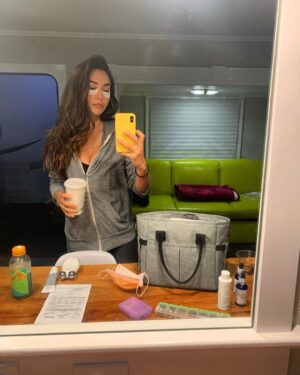 Lindsey Morgan Instagram - Contrary to popular belief. I am not in Europe, but actually right here.
Making you some FRESH S2 @thecwwalker 🐎
.
.
.
What was your favorite episode in S1?