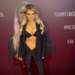 Lyudmila Chebotina Instagram - Ты платишь помогая еще сверху налог