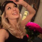 Lyudmila Chebotina Instagram - Внимание! Это не демонстрация мейнстримовой шапки🙈 Пост поважнее🫶🏻 Все зависит от вас! Клип на #МОЁ снимаем? Да/Нет👇🏻