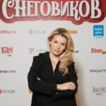 Lyudmila Chebotina Instagram - Вчера начались показы новогоднего шоу "Школа Снеговиков", в котором я приняла участие в роли Волшебного Зеркала. Авторами шоу выступили замечательный писатель Андрей Усачев и всем известный композитор Максим Дунаевский, чью композицию я буду исполнять в этом шоу. Наверняка, у кого есть дети, прекрасно знают эти великолепные истории про удивительных жителей деревни Дедморозовка! И вот впервые эти литературные персонажи оживут в грандиозном шоу на сцене нового концертного зала "Москва" в парке "Остров мечты". Всем советую посетить постановку про новые приключения Деда Мороза и его забавных учеников Снеговичков всей семьей! Будет интересно и взрослым и детям! 🫶🏻