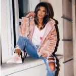 Mélanie Dedigama Instagram - Bonne journée la DediTeam 🔱 On se retrouve ce soir sur @w9lachaine 🤪 !! j’vous aime je vous embrasse et j’vous souhaite une merveilleuse journée 👸🏽💖 #lpdla5 #w9 #pp