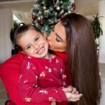 Mélanie Dedigama Instagram - Mon plus beau cadeau c’est TOI ♥️ . Encore un joyeux Noël à vous tous les copains 🎁🎄🎅🏼 . Une énorme pensée à toutes les personnes seules en ce jour si spécial… 🫶🏽 . On vous Aime ♥️ #merrychristmas