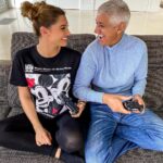 Mélanie Dedigama Instagram - D’après vous, qui sera le plus fort 💪🏽🎮 ? . Papa ou Moi ? . Quoi qu’il en soit on vous souhaite un superbe dimanche profitez bien de votre famille et amis !!!! . Je vous Aime ❤️ . #player #videogames #daddy #familytime #bestmoments #sunday #goodvibes