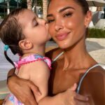 Mélanie Dedigama Instagram - C’est l’amour à la plage avec Shakiki 🩵 🐚 . Comment se passent vos vacances ☀️ ? . #somuchlove #mybabygirl #familytime