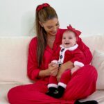 Mélanie Dedigama Instagram - On vous souhaite un merveilleux Noël 🤶🏽🌲🎁❤️ . Profitez bien de votre famille de vos proches 🥰 . Une énorme pensée à tous ceux qui sont seuls ❤️ qui n’ont pas la chance de pouvoir profiter de leur famille. . Merci @vinclrq pour le plus merveilleux cadeau de notre vie : Naya ❤️🙏🏽🥰😍 . #merrychristmas #noel #family #loveyou Greenland