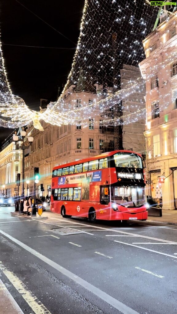 Maddy Burciaga Instagram - Petit recap de notre séjour à Londres 🇬🇧💂🏻‍♀️ #london #christmas Regent Street,london