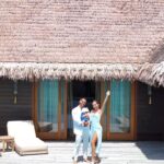 Maddy Burciaga Instagram - Petit résumé de nos premières vacances à 3 aux Maldives ❤️🌴👶🏻