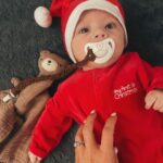 Maddy Burciaga Instagram - Joyeux Noel a Tous ❤️🎅🏼 Notre plus beau cadeau c’est TOI…👶🏻 Trop d’amour pour ce petit Papa Noël 🥺 France