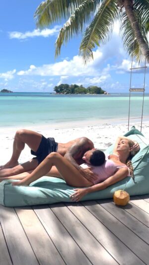 Maddy Burciaga Instagram - En attendant l’arrivée du petit prince 👶🏻 On chill ☺️🌴