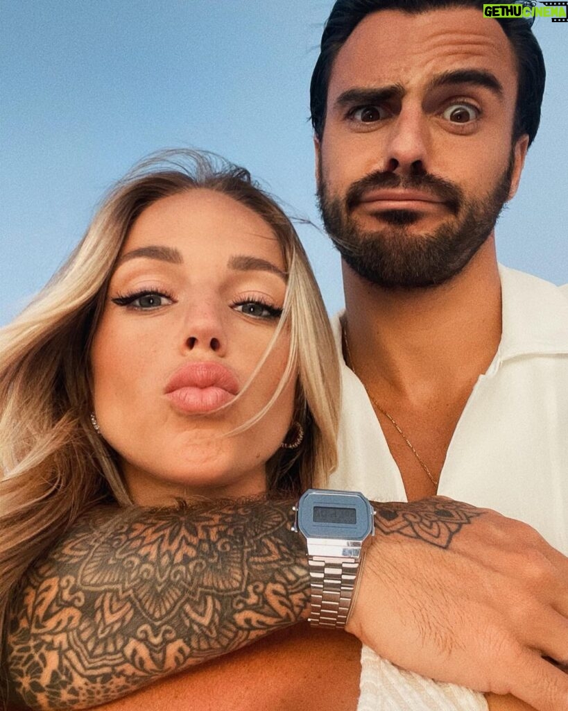 Maddy Burciaga Instagram - 🤍 Selfie en Amoureux pour nos derniers moments dans le Sud 🤍 On rentre a la Maison 🇦🇪✈️ France