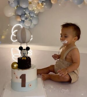 Maddy Burciaga Instagram - 30/09/2022 🥹🎂 
1 an que ce petit être à chamboulé notre vie, cet amour indescriptible qu’on ressent chaque jours, notre petit bonheur, ce petit coquin qui a soufflé sa première bougie 🥹🫶🏼 
Papa & Maman t’aime très fort ❤️
Joyeux anniversaire Andrea 🎂