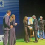 Maggie Civantos Instagram - #siemprefuerte gracias @malagacf por este premio tan especial…Pablo Raez 🤍 recordar su filosofía es necesario, ejemplo de fuerza y optimismo. Dedicado a mis querid@s @huellasterapeuticas 💪🏻