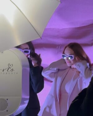 María Chacón Instagram - Este fin nos fuimos a LA a celebrar al estilo Y2K el nuevo lanzamiento de la crema Multi-Active de @clarinsusa con todas las 2000’s vibes. 💕 Si le hubiera dicho a mi yo de 13 años que de grande iba a estar en una fiesta con Christina Aguilera y Lindsay Lohan jamás me lo hubiera creído. 🤣 
Gracias @clarinsmx por invitarme 💗💿✨🫶