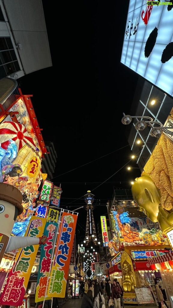 María Chacón Instagram - 📍Shinsekai, Osaka en Japón 🇯🇵 Explorar Shinsekai después de el atardecer se sintió como una película. Luces, onda retro, un rinconcito mágico de Osaka que se volvió una experiencia única. Osaka, Japan 大阪