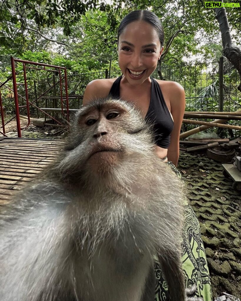María Chacón Instagram - Selfie con mi amiguito nuevo🐒😂 Monkey Forest Ubud
