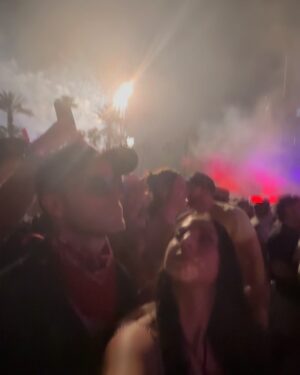 María Chacón Instagram - recuerditos de coachella de años pasados que no subí porque este año nos toca trabajar y verlo desde casa 🌼✌️🌈