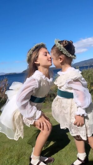 María del Cerro Instagram - Hace varios meses cuando me enteré que se casaba mi cuñada , y que Cala y Mila iban a ser el cortejo , mi opcion Unica y número 1 era que se los hiciera Pato @manolitahandmade ♥️🇺🇾 , no puedo explicarles el nivel de Amor y detalle en cada vestido para que fueran únicos, Puntillas Antiguas, Lino increíble y Terciopelo Antiguo (muy especial para Pato) y destinada 💯 para Ellas 🥹♥️
Gracias Pato te pasaste, te queremos mucho ♥️
Juntas con Ine de @delapazpetit y sus zapatitos Amados desde siempre hicieron el mejor combo mundial ♥️🇺🇾