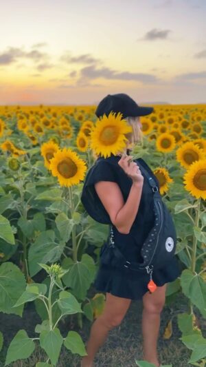 María del Cerro Instagram - 🌻🌻🌻🌻 @legionextranjera 🌻🌻🌻🌻