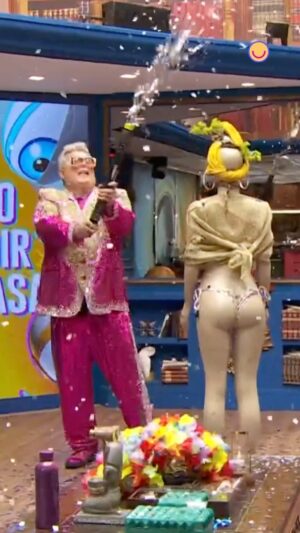Marcos Veras Instagram - #BBB24 🏠 Faraônico! ✨ Babilônico! 🎉 Milton Cunha trouxe a folia do #carnaval pra dentro da casa. Olha só o que ele aprontou com o Marcos Veras. 🤭 #RedeBBB
