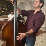 Marcos Veras Instagram - Ação! Vai som! Vai câmera ! Silêncio no set! Almoço! Vamo mais uma? Calor! Frio! Posso fazer mais uma? Não Alain! Nota C de Celente! Rodanô! Meterolhê um improviso! VALEU CENA Tanta coisa! Tanta coisa! Foram 42 diárias em terras paulistanas. Fazer cinema é guerrilha, é amor, é privilégio, é ser atleta. Escrevo esse post e me emociono por ter conseguido finalizar um trabalho que a gente só tem a dimensão do tamanho e esforço quando termina. Obrigado aos meus novos amigos. Minha parceira @natalialage78 que prazer. @silveropereira já te amava. Bom reencontrar @giulianolaf e @miguelnaderreal @zecarlosmachadooficial e @brunogarci . Conhecer a craque @noemimarinho , trocar com @luanamartau, @aryfran7, @deboraduboc com cabra, com bode, com galinha, com kombi. Obrigado pelo convite @pauloboccato . Nosso segundo filme juntos. Ao @lauroescorel fera braba da fotografia. Valeu meu diretor @fresnotalain . Equipe linda e guerreira . Chega! Texto enorme! Eu hein. Fazer cinema é bom demais ! 🎬❤️