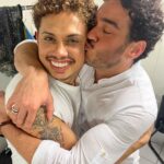 Marcos Veras Instagram - Pense numa pessoa chorando que nem criança! Era eu ontem no show desse artista potente chamado @silveropereira . Força e delicadeza no mesmo palco, na mesma ação. Um espetáculo emocionante sob comando de um artista que eu já admirava, e que agora tô tendo a honra de dividir um set de filmagem. Silvero Pereira Canta Belchior, canta o Nordeste. Canta nossos pais, nossos amores, nossos amigos. È lindo demais. Se passar pela sua cidade, dá um jeito e vai. ❤️