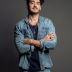 Marcos Veras Instagram - Cruzar os braços na linguagem corporal significa postura defensiva, alguma resistência. Mas pra toda regra há exceção, não acham? Tô de braços abertos para o desafio de comandar um quadro no @bbb . Conto com vocês! Vamos nos divertir juntos 🍀👀 📸 @retratoslucas