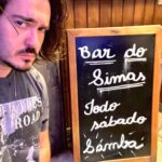 Marcos Veras Instagram - Que ano senhoras e senhores! 💪 Acho que desde 2013 não trabalhava tanto com muitos dos trabalhos acontecendo quase que ao mesmo tempo. Um ano feliz, mas cheio de desafios, pouco descanso, muita ponte aérea, crise de ansiedade, alguns cabelos, quilos a mais, depois quilos a menos, porém dando conta do recado. As oportunidades aparecem e a gente vai lá e agarra como pode. Gosto de ano ímpar. Não sei por que, mas gosto. Já no inicio do ano em janeiro estreei meu terceiro solo de humor o Vocês Foram Maravilhosos. Que além de fazer rir, emocionou a quem assistiu. Quase junto já gravava e estreava Vai Na Fé, novela que apaixonou o Brasil de uma forma arrebatadora. E eu me diverti e brinquei de Simas. Como se não bastasse no meio da novela pintou o convite pra protagonizar ao lado de amigos queridos meu primeiro musical. E que musical! Alguma Coisa Podre conquistou em tão pouco tempo em cartaz com críticas positivas, casa lotada e prêmios e mais prêmios. Paralelo a tudo isso ainda estrelei a linda campanha #sempreemmovimento do Personalitté ao lado de um squad daqueles. Ainda teve meus parceiros da Voke que chegaram com tudo no mercado com sustentabilidade e economia. Honra de ter dado voz a isso. E na reta final do ano ainda teve um longa metragem em terras calorentas paulistanas. Ufa! Hora de agradecer aos produtores e diretores, minha empresária, meus parceiros de cena, ao público, a minha família e amigos. E claro a Deus que conduz meus passos. Sim, acredito nele pacas. Que em 2024 seja ímpar. Valeu 2023! Foi show mano. 🍀 #retrospectiva