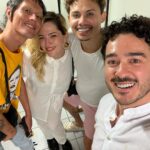 Marcos Veras Instagram - Pense numa pessoa chorando que nem criança! Era eu ontem no show desse artista potente chamado @silveropereira . Força e delicadeza no mesmo palco, na mesma ação. Um espetáculo emocionante sob comando de um artista que eu já admirava, e que agora tô tendo a honra de dividir um set de filmagem. Silvero Pereira Canta Belchior, canta o Nordeste. Canta nossos pais, nossos amores, nossos amigos. È lindo demais. Se passar pela sua cidade, dá um jeito e vai. ❤️