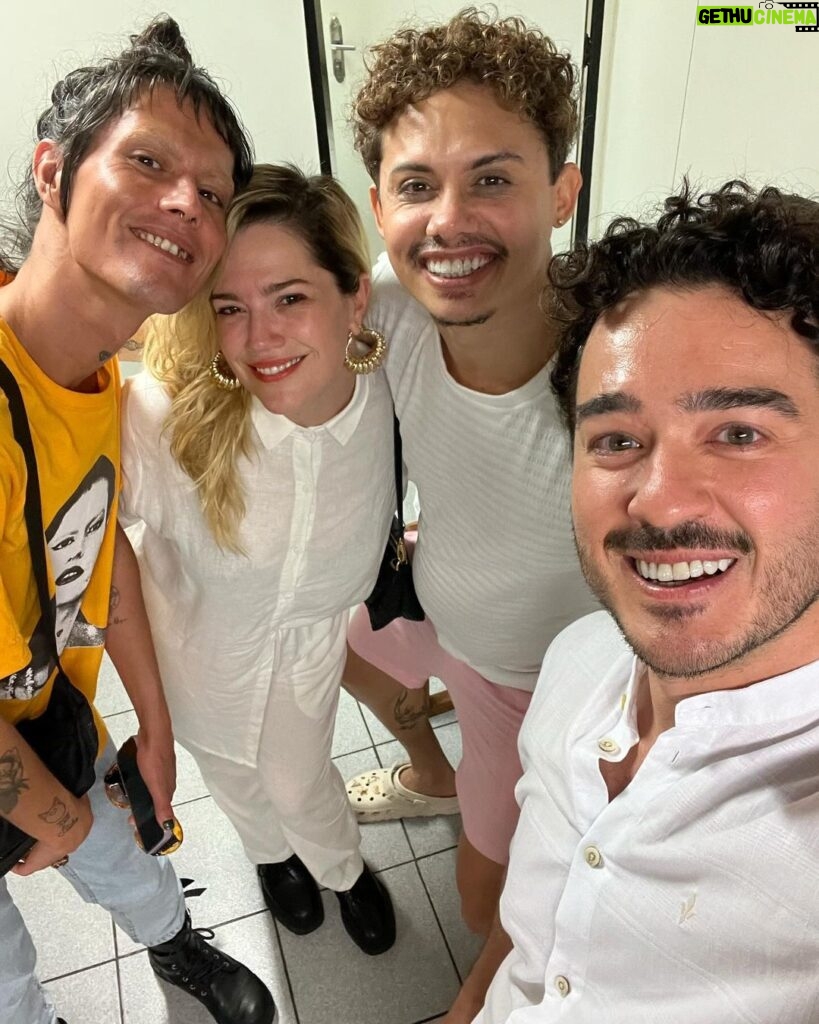 Marcos Veras Instagram - Pense numa pessoa chorando que nem criança! Era eu ontem no show desse artista potente chamado @silveropereira . Força e delicadeza no mesmo palco, na mesma ação. Um espetáculo emocionante sob comando de um artista que eu já admirava, e que agora tô tendo a honra de dividir um set de filmagem. Silvero Pereira Canta Belchior, canta o Nordeste. Canta nossos pais, nossos amores, nossos amigos. È lindo demais. Se passar pela sua cidade, dá um jeito e vai. ❤️