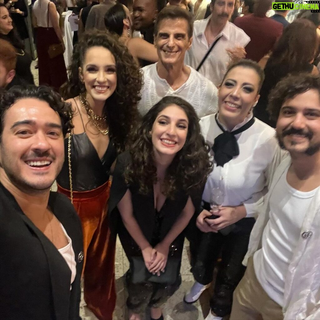 Marcos Veras Instagram - E ontem foi dia de ganhar prêmios! Nosso “ Alguma Coisa Podre” levou 5 destaques no @premiodid . Obrigado aos jurados pelo olhar carinhoso. E ano que vem vai ter @musicalpodre sim. Aguardem! Evoé 🎭❤️ Fotos @andysantanaoficial Look @merinoalfaiataria e @reserva_go