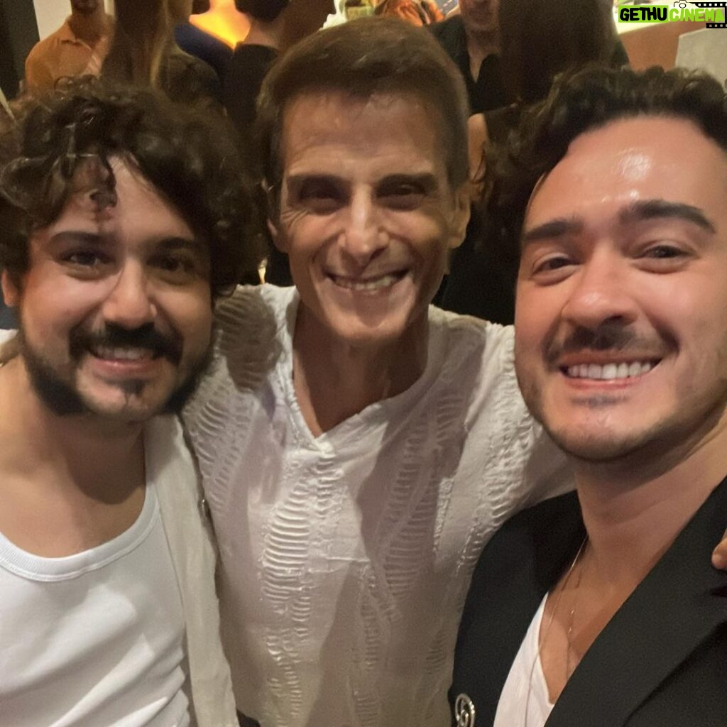 Marcos Veras Instagram - E ontem foi dia de ganhar prêmios! Nosso “ Alguma Coisa Podre” levou 5 destaques no @premiodid . Obrigado aos jurados pelo olhar carinhoso. E ano que vem vai ter @musicalpodre sim. Aguardem! Evoé 🎭❤️ Fotos @andysantanaoficial Look @merinoalfaiataria e @reserva_go