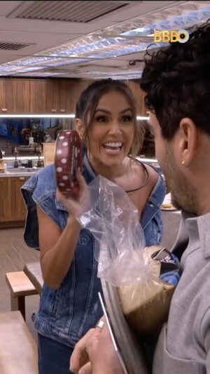 Marcos Veras Instagram - #VAMOINVADIRSUACASA 🏠 • A @dedesecco e o @omarcosveras revirando a casa todinha! 🗣️ #BBB24 #RedeBBB