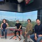Marcos Veras Instagram - Estamos ao vivo no RJTV pra falar do nosso musical Alguma Coisa Podre! Dia 5 a gente estreia no Teatro CasaGrande em curtíssima temporada. Ingressos á venda! Tem link aqui na Bio @musicalpodre @lailagarin @georgesauma