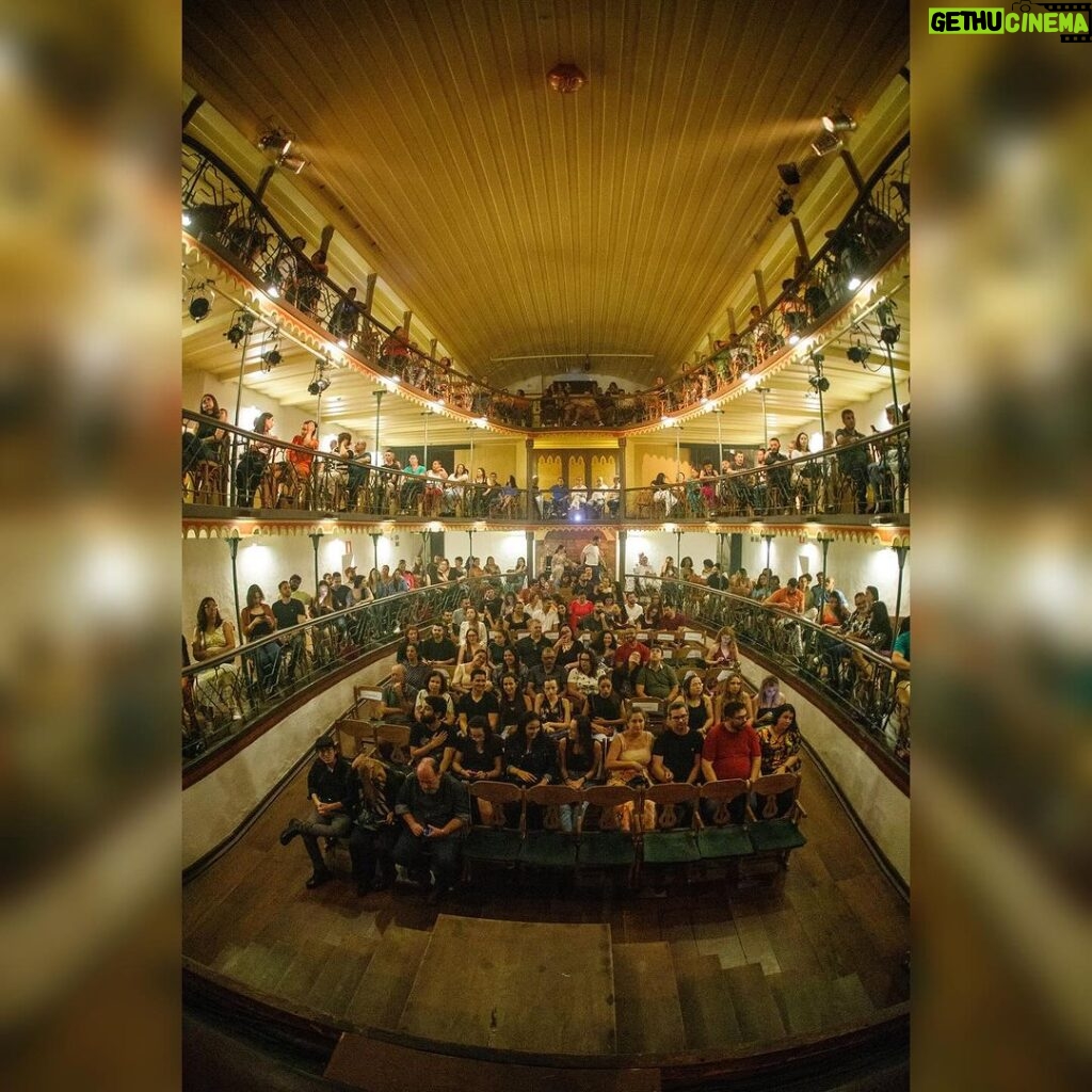 Marcos Veras Instagram - Ainda sobre o dia mundial do teatro No último fim de semana tive a honra de me apresentar com meu solo “ Vocês Foram Maravilhosos” no teatro mais antigo em atividade das Américas. A Casa da Ópera de Ouro Preto em Minas Gerais é uma construção de 1769. Uma energia e importância surreais. E ainda tive o prazer de me apresentar também no dia seguinte na acolhedora Itabira, terra do poeta Carlos Drummond de Andrade. Foram duas lindas sessões com lotação esgotada. Viajar pelo país fazendo teatro é uma experiência enriquecedora. E graças ao @teatroemmovimento isso foi possível. Obrigado @rubimproducoes . Obrigado à todos os mineiros e não mineiros presentes. A gente volta em breve. Viva o Teatro 🎭 Evoé ! 📷 @cesartropia @voces_foram_maravilhosos #diamundialdoteatro