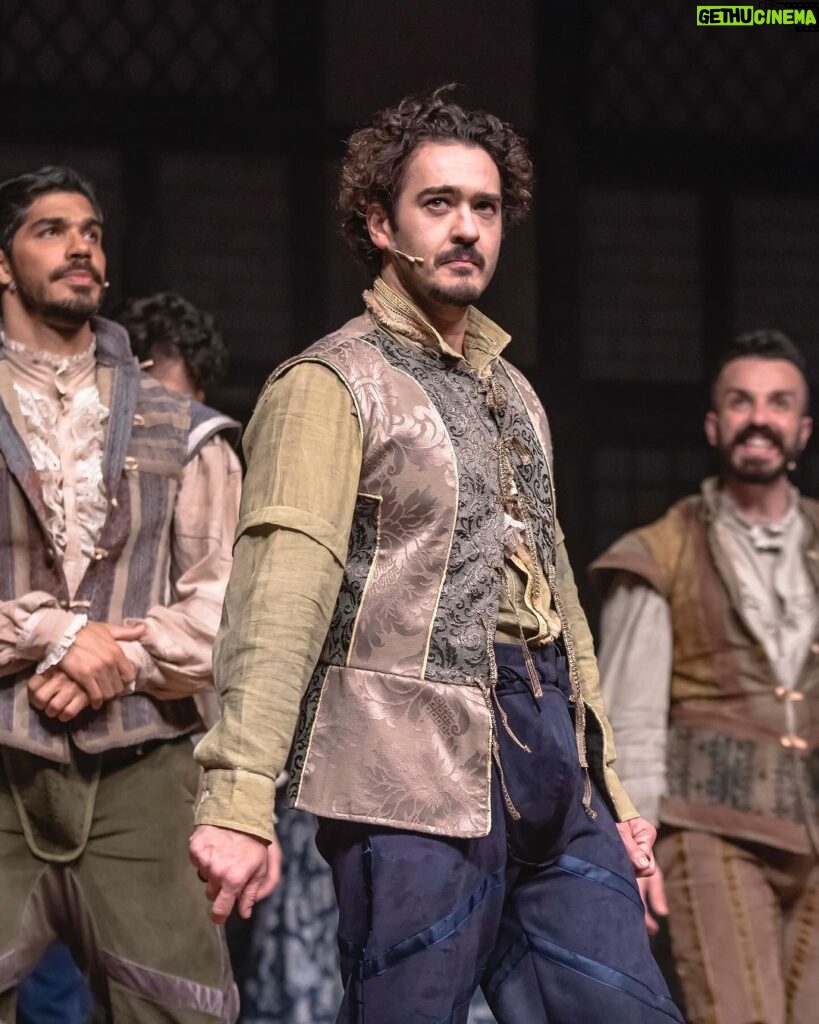 Marcos Veras Instagram - Dia Mundial do Teatro 🎭 E aproveito pra avisar que o musical mais premiado de 2023 terá curtíssima temporada em terras cariocas. Somente de 5 de abril a 5 de maio. Tem que ver! É Shakespeare! Do nosso jeito mas é pô ! Você vai dar boas risadas. Garanto! Ingressos á venda! Tem link aqui na Bio. Evoé ! Viva o Teatro hoje e sempre @musicalpodre #shakesapeare #musical #diamundialdoteatro 📷 @caiogallucci