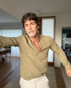 Mariano Martínez Instagram - El lino es un clásico que se viene con todo y me encanta ❤️‍🔥