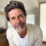 Mariano Martínez Instagram - El que se ríe de sí mismo nunca se queda sin cosas de las que reírse. 🤍