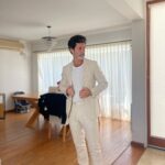 Mariano Martínez Instagram - El que se ríe de sí mismo nunca se queda sin cosas de las que reírse. 🤍