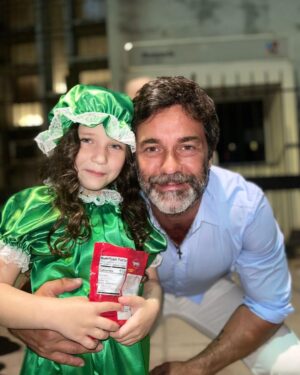 Mariano Martínez Instagram - Qué momento mágico vivimos anoche en el acto del Jardín de Alma. Su debut en un concert en el auditorio Belgrano a pleno . La emoción que tenía ella con actuar como ensayo y repaso sus textos. Los días previos tuvo fiebre y mocos. Dios mediante nada la freno y se subió a disfrutar con sus compañeras. 
Acá acompañado y alentando. 
Te amo hija te amamos. ❤️🙏🏻🎭