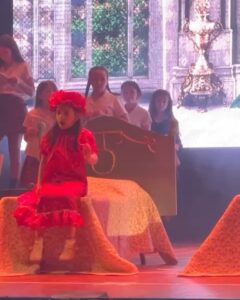 Mariano Martínez Instagram - Qué momento mágico vivimos anoche en el acto del Jardín de Alma. Su debut en un concert en el auditorio Belgrano a pleno . La emoción que tenía ella con actuar como ensayo y repaso sus textos. Los días previos tuvo fiebre y mocos. Dios mediante nada la freno y se subió a disfrutar con sus compañeras. Acá acompañado y alentando. Te amo hija te amamos. ❤️🙏🏻🎭