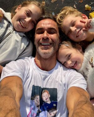 Mariano Martínez Instagram - Vivir cada momento como lo que es único e irrepetible,y tal vez el último. Feliz y bendecido día para todos los padres. 🙏🏻🥰
