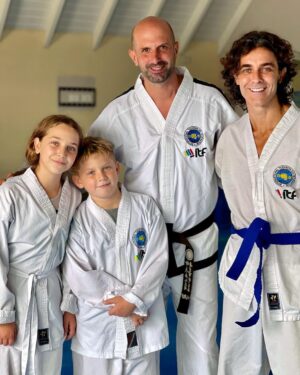Mariano Martínez Instagram - Hoy rendimos cinturón en Taekwondo y cada uno aprobó el suyo ( Olivia con doble mención,paso doble cinturón ) estamos felices porque esto además de equilibrarnos  a cada uno nos une como familia. Gracias @juancruztkd por ser el sabonim que sos groso ! 🙏🏻⚡️❤️😁💪🏻🎉🌈